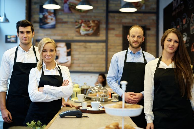 Asesores analizando estrategias de mejora en un negocio de hostelería para aumentar su competitividad.