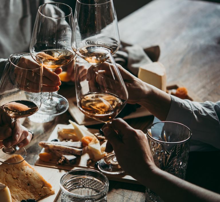 Restaurador explorando nuevas tendencias gastronómicas para atraer más clientes y diferenciar su negocio