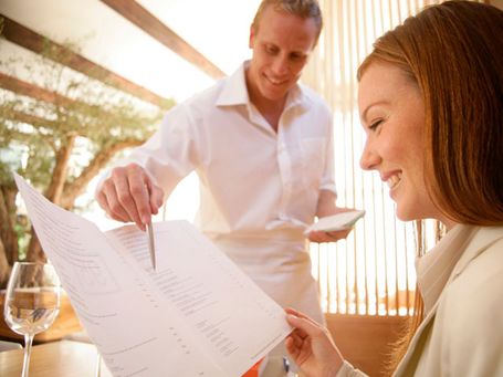 Consultor especializado asesorando a un restaurador sobre estrategias para optimizar su negocio