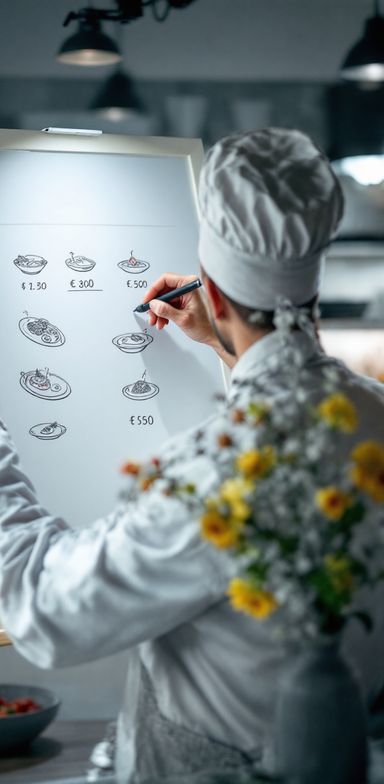 Chef y consultor gastronómico diseñando un menú atractivo para mejorar la experiencia del cliente y aumentar ventas