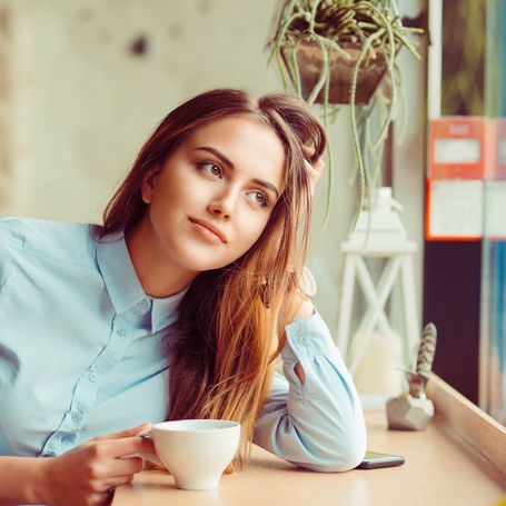 Consultor especializado asesorando a un restaurador sobre estrategias para optimizar su negocio